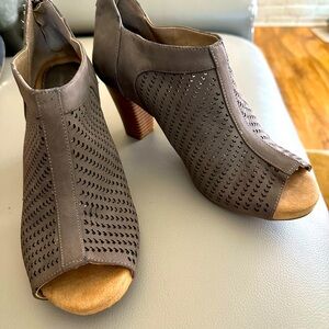Giani Bernini Alanny Perforated Peep Toe Booties - Great Condition -  Size 9.5M